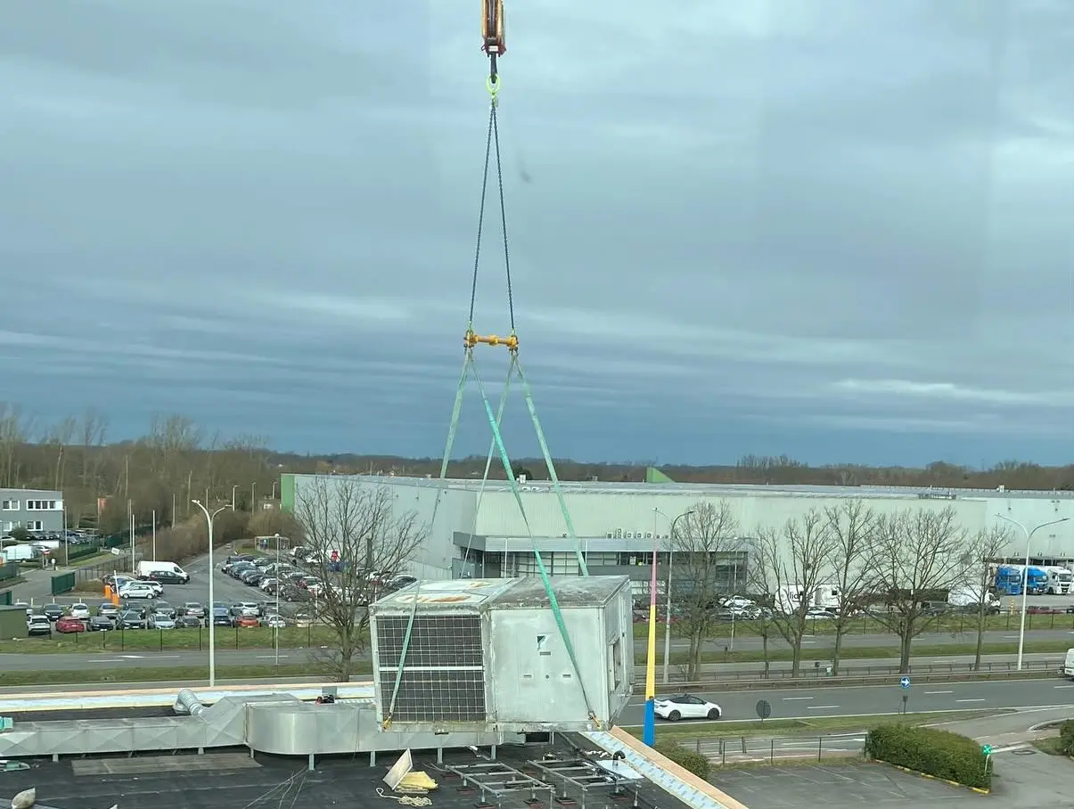 Dak leegmaken van Carré te Willebroek