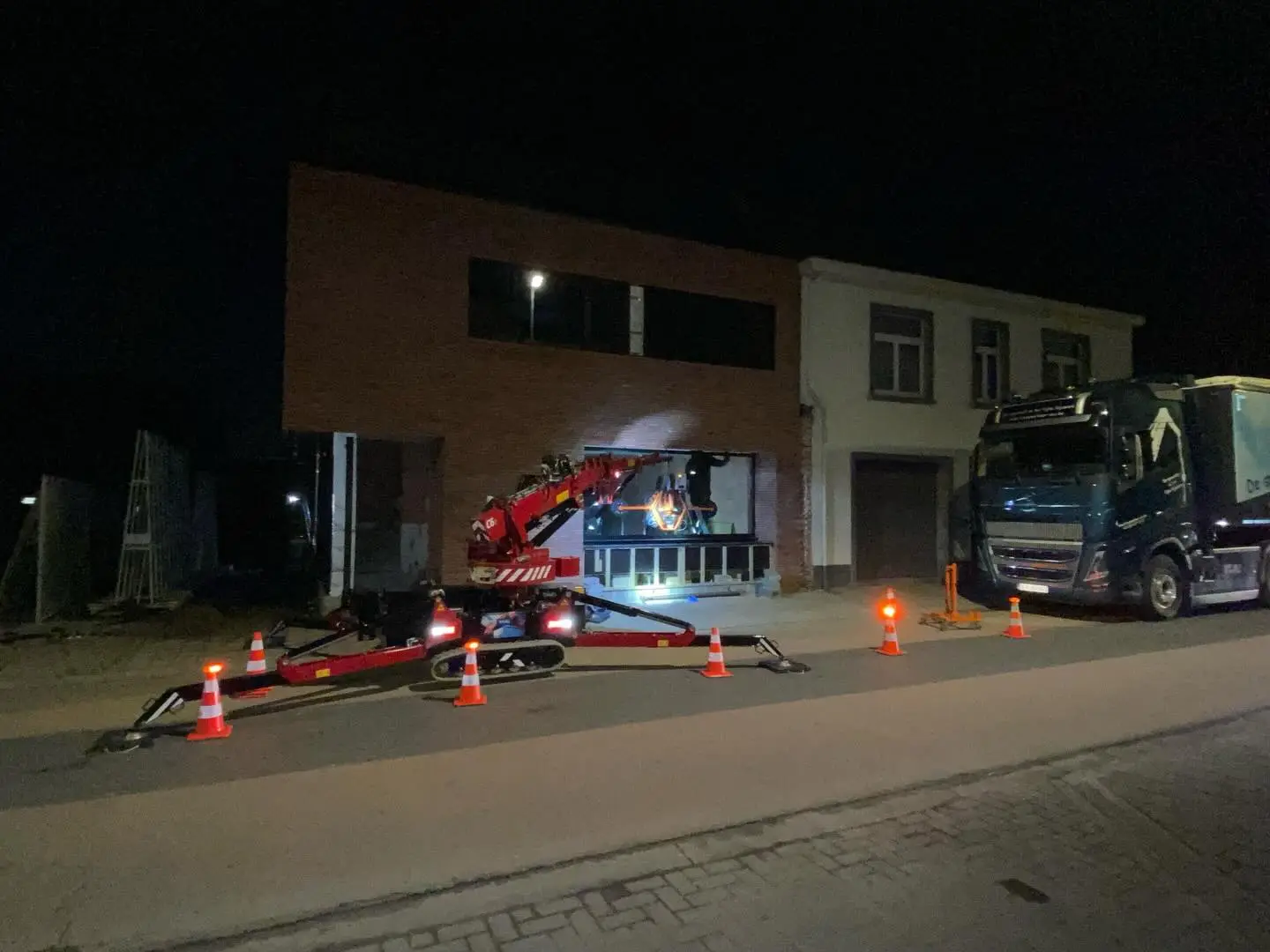 Emissievrije glasplaatsing met minihijskraan