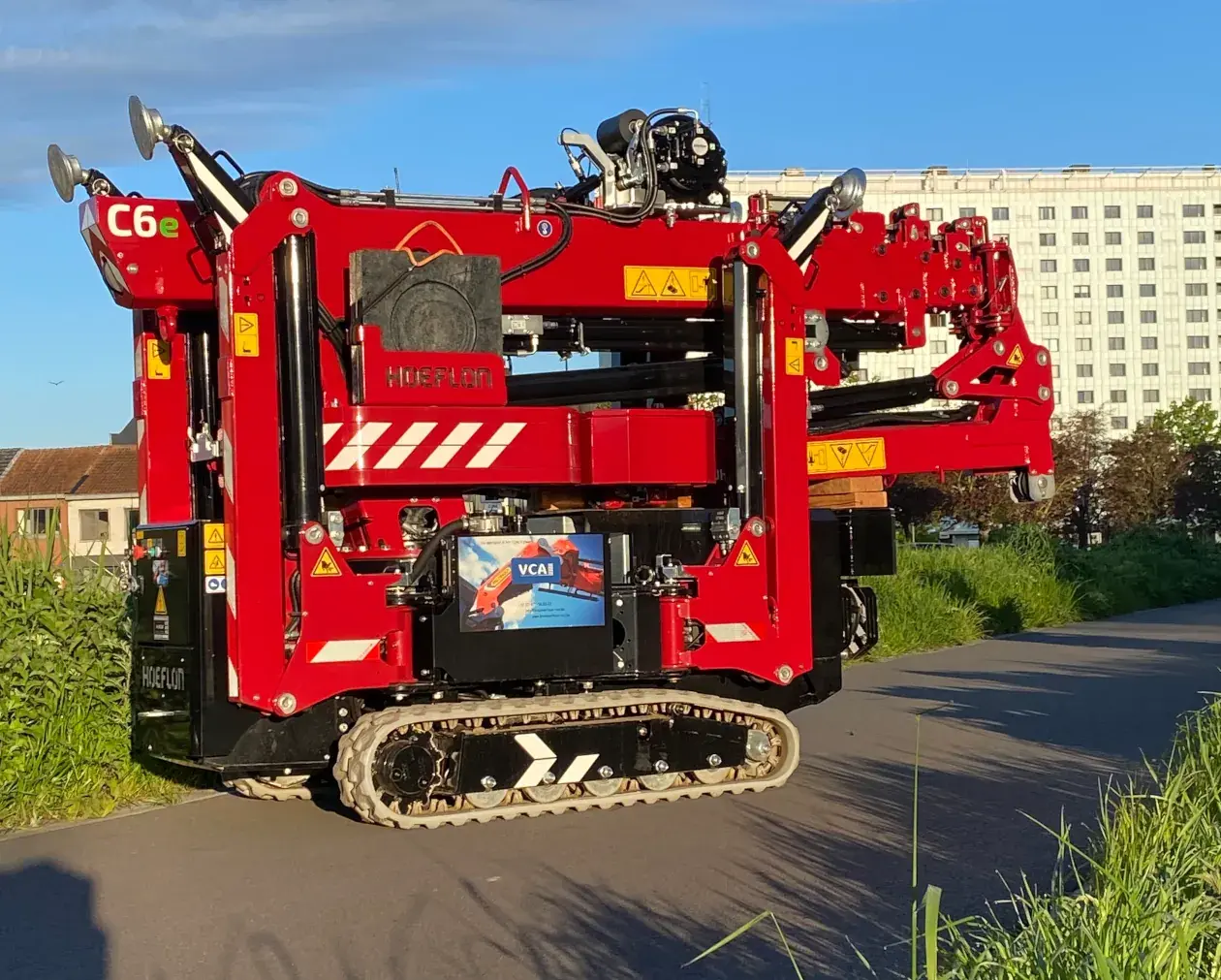Hoeflon C6e elektrische minihijskraan op rupsen, ingeschoven tot 80 cm breed