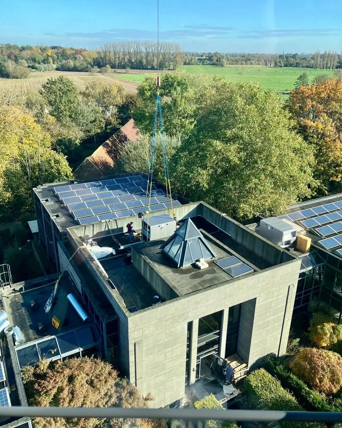 Installatie van HVAC in Drongen met onze mobiele torenkraan