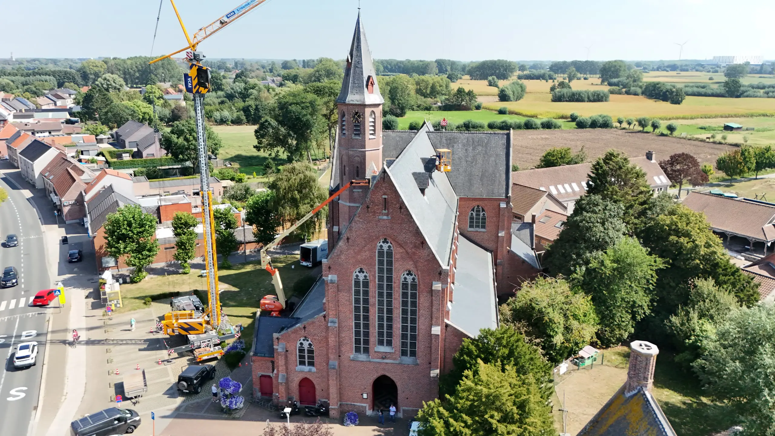 Restauratiehijswerk aan de kerk van Heiende