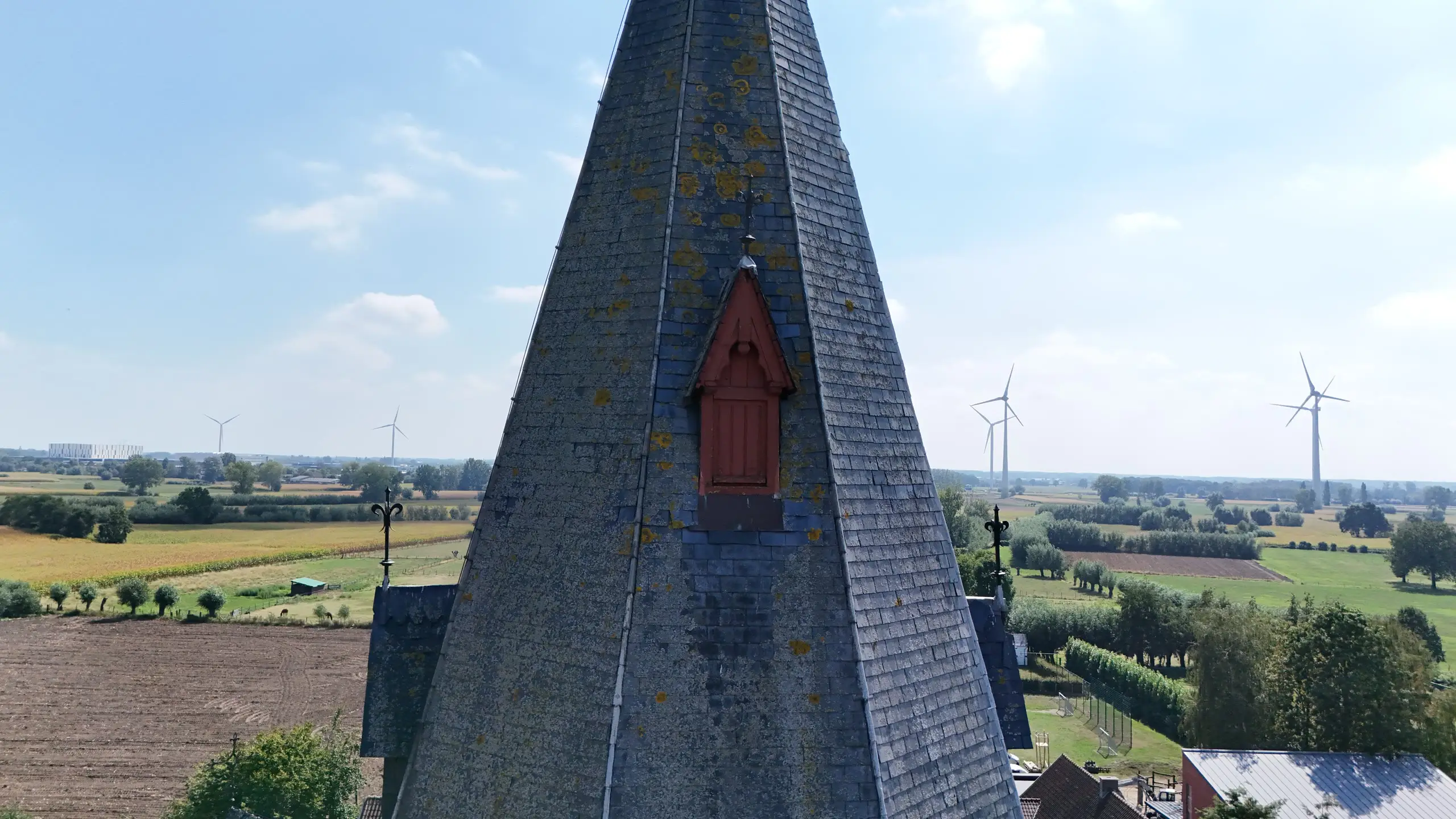 Restauratiehijswerk aan de kerk van Heiende