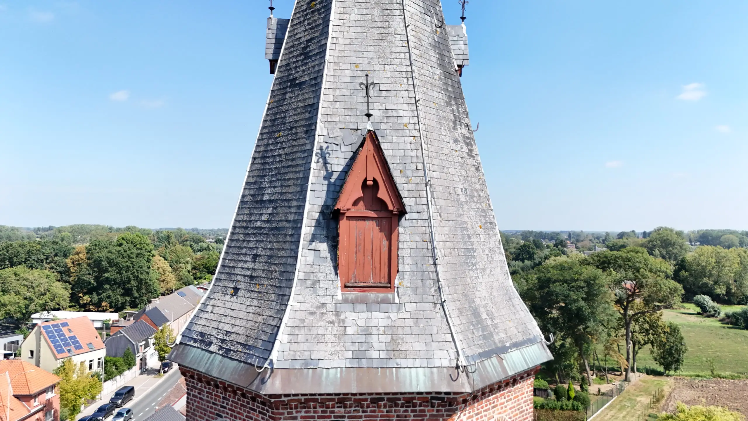 Restauratiehijswerk aan de kerk van Heiende