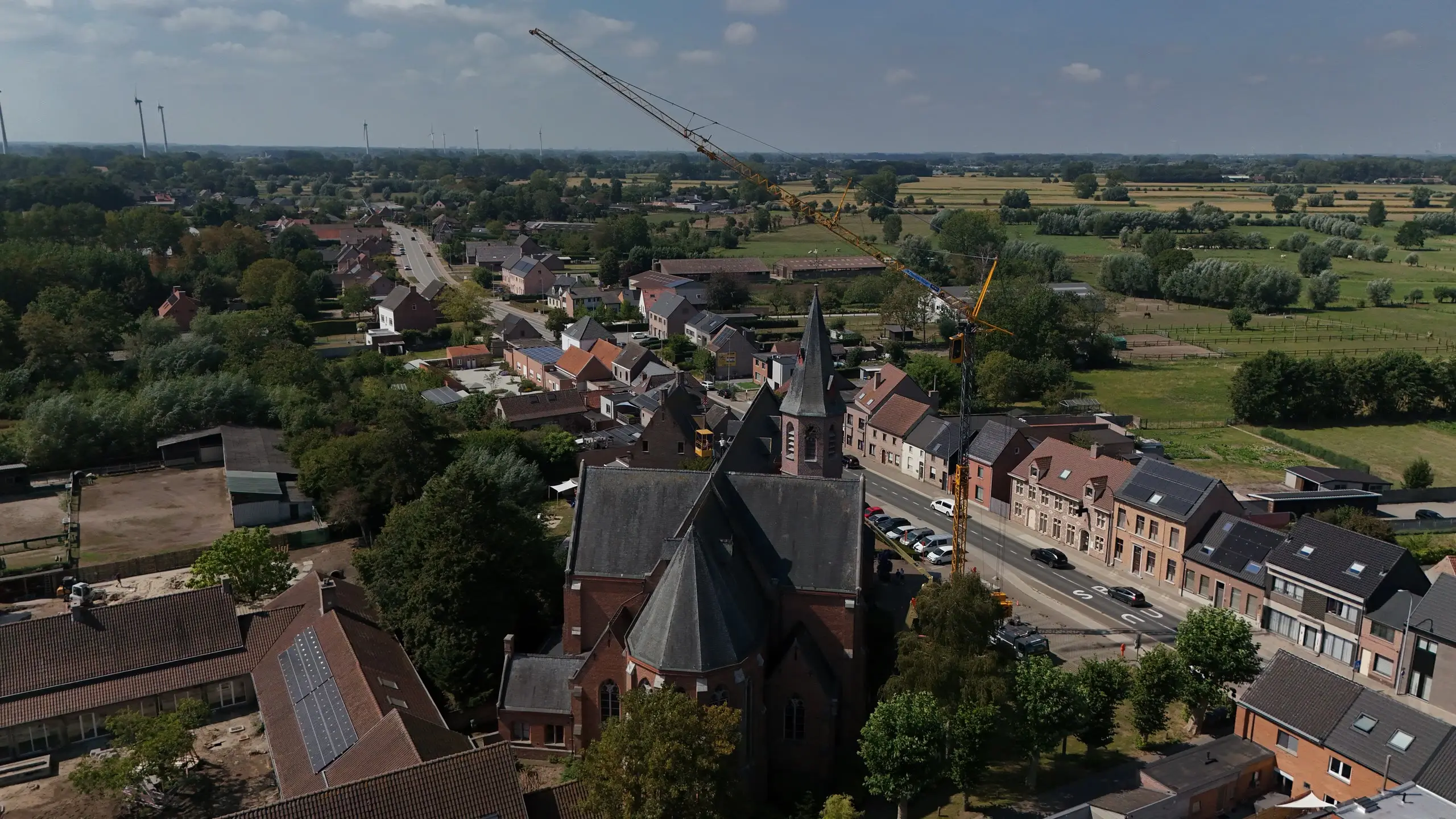Restauratiehijswerk aan de kerk van Heiende