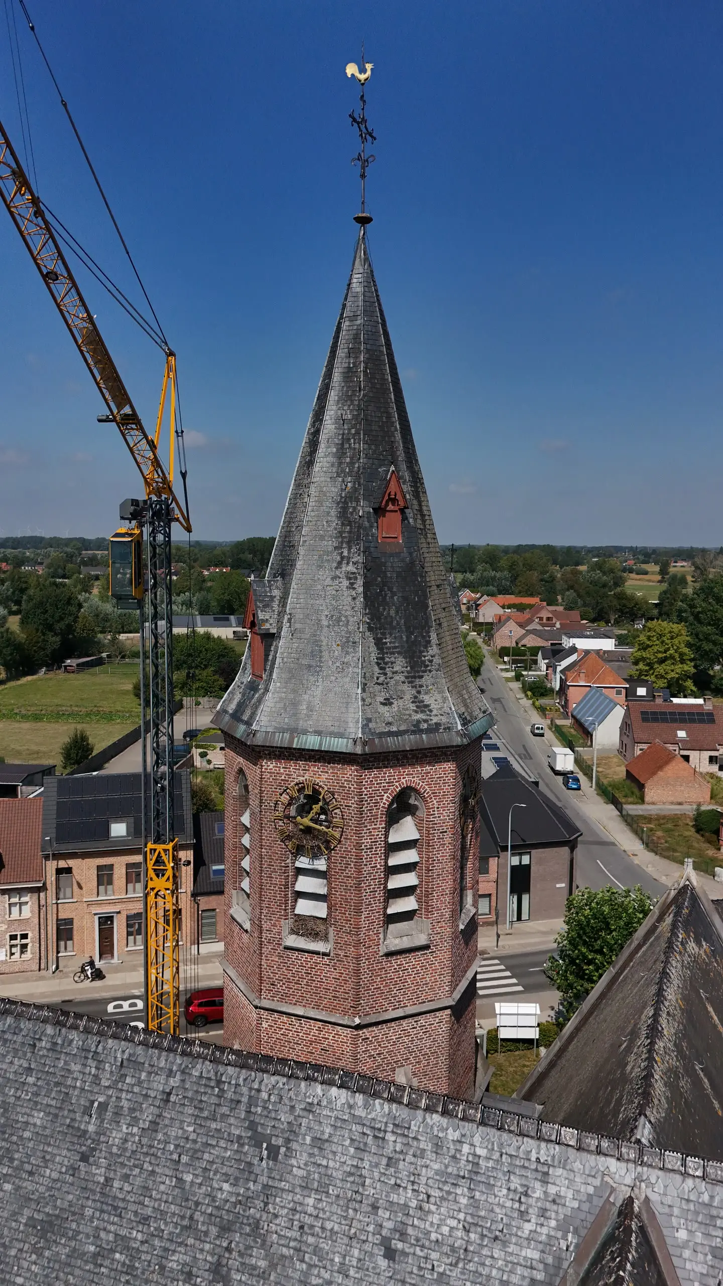Restauratiehijswerk aan de kerk van Heiende