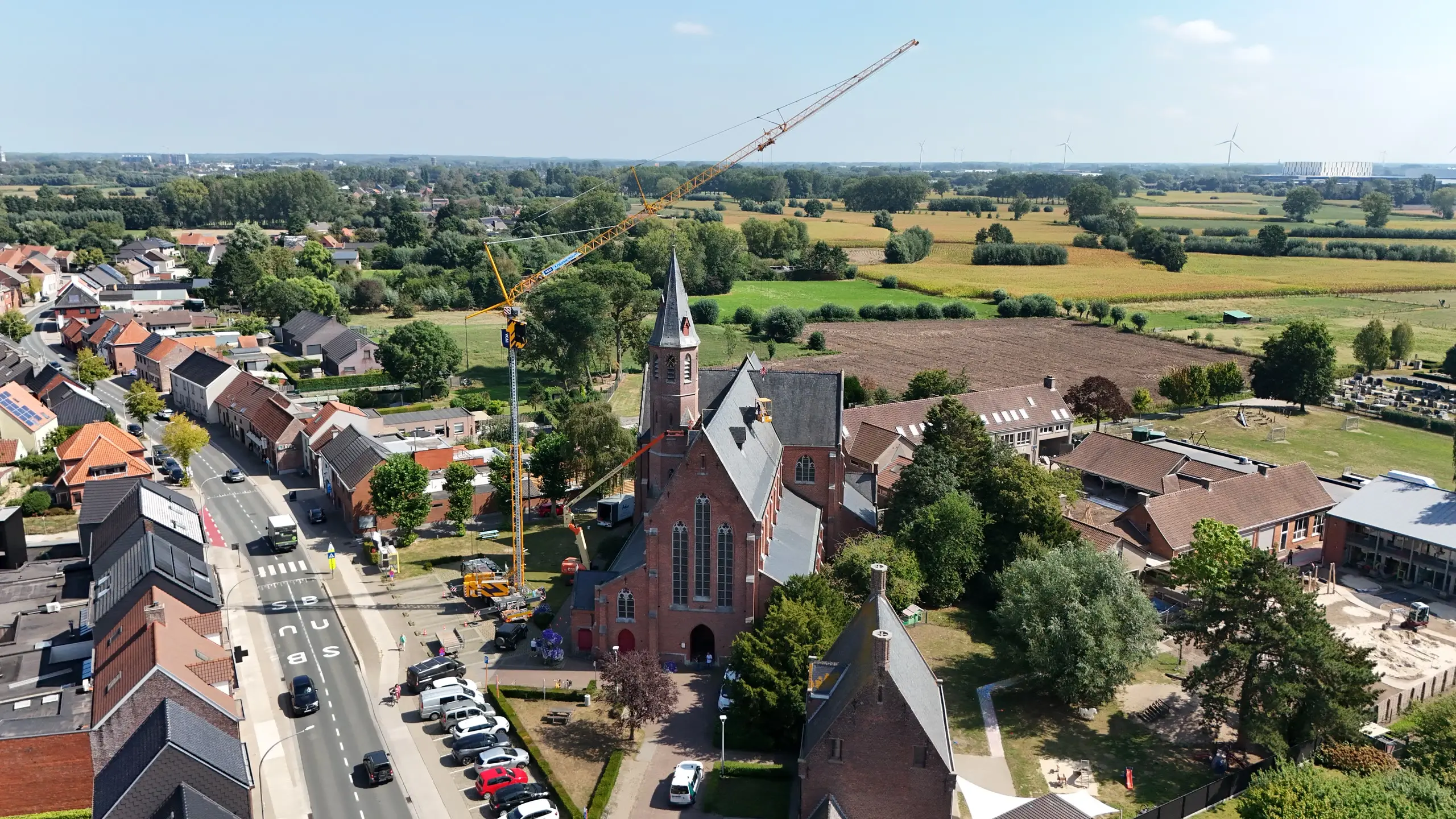 Restauratiehijswerk aan de kerk van Heiende