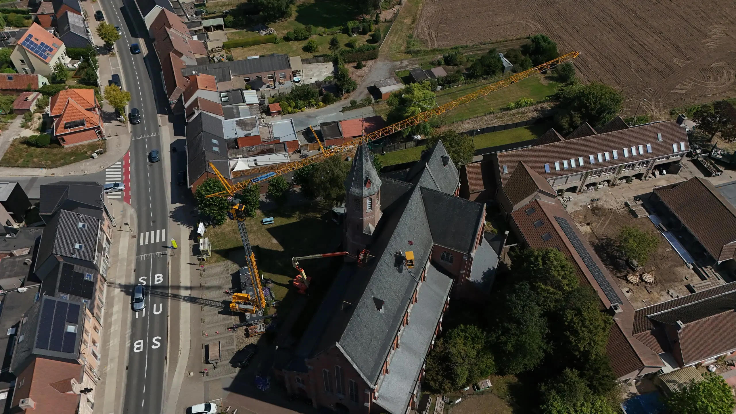 Restauratiehijswerk aan de kerk van Heiende