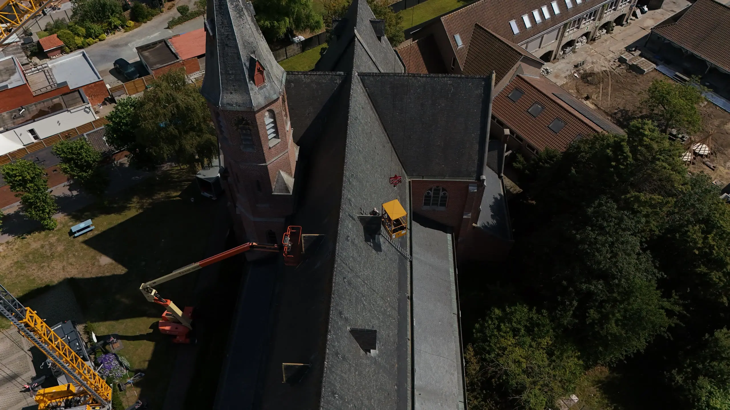 Restauratiehijswerk aan de kerk van Heiende