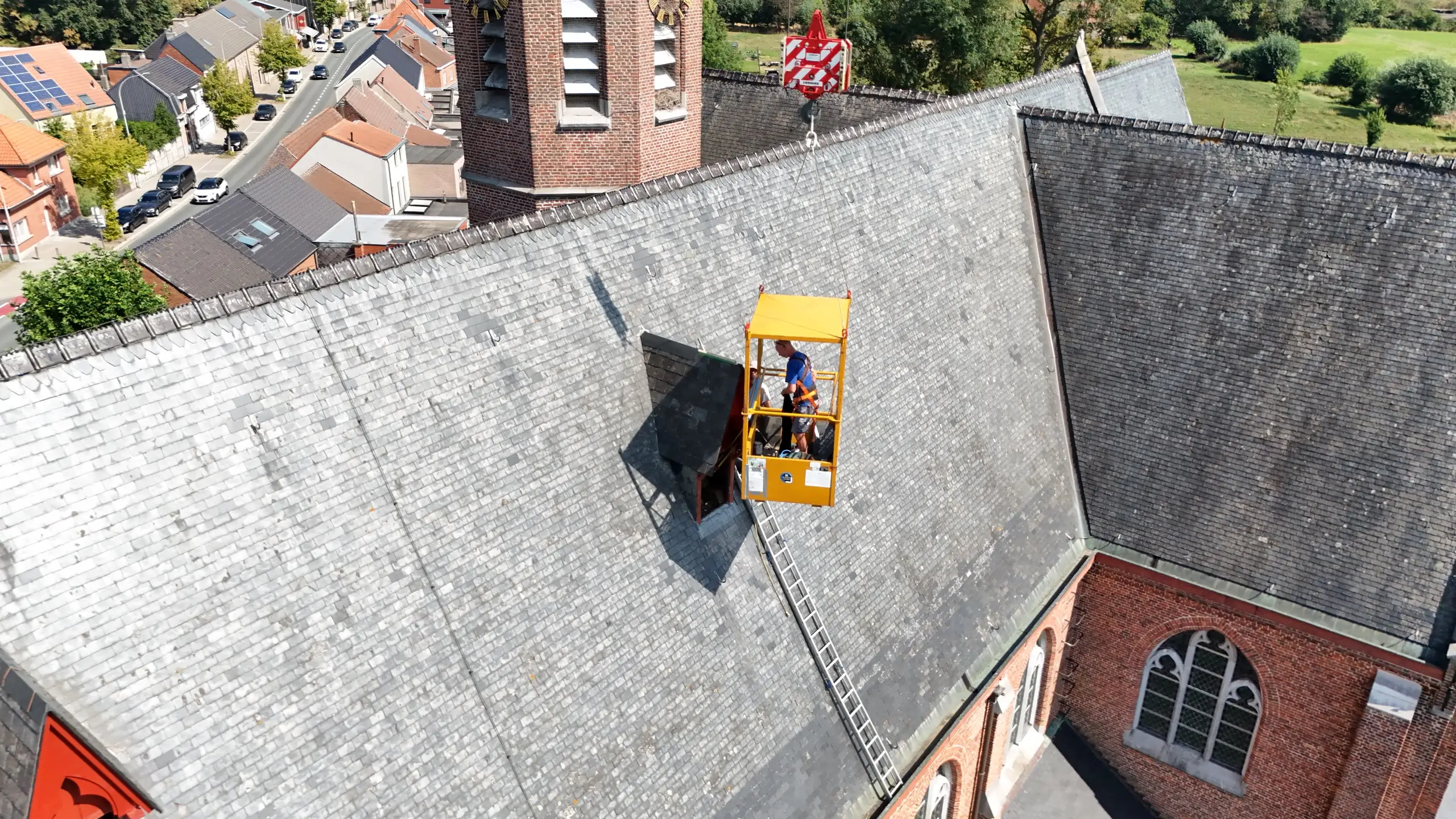 Restauratiehijswerk aan de kerk van Heiende