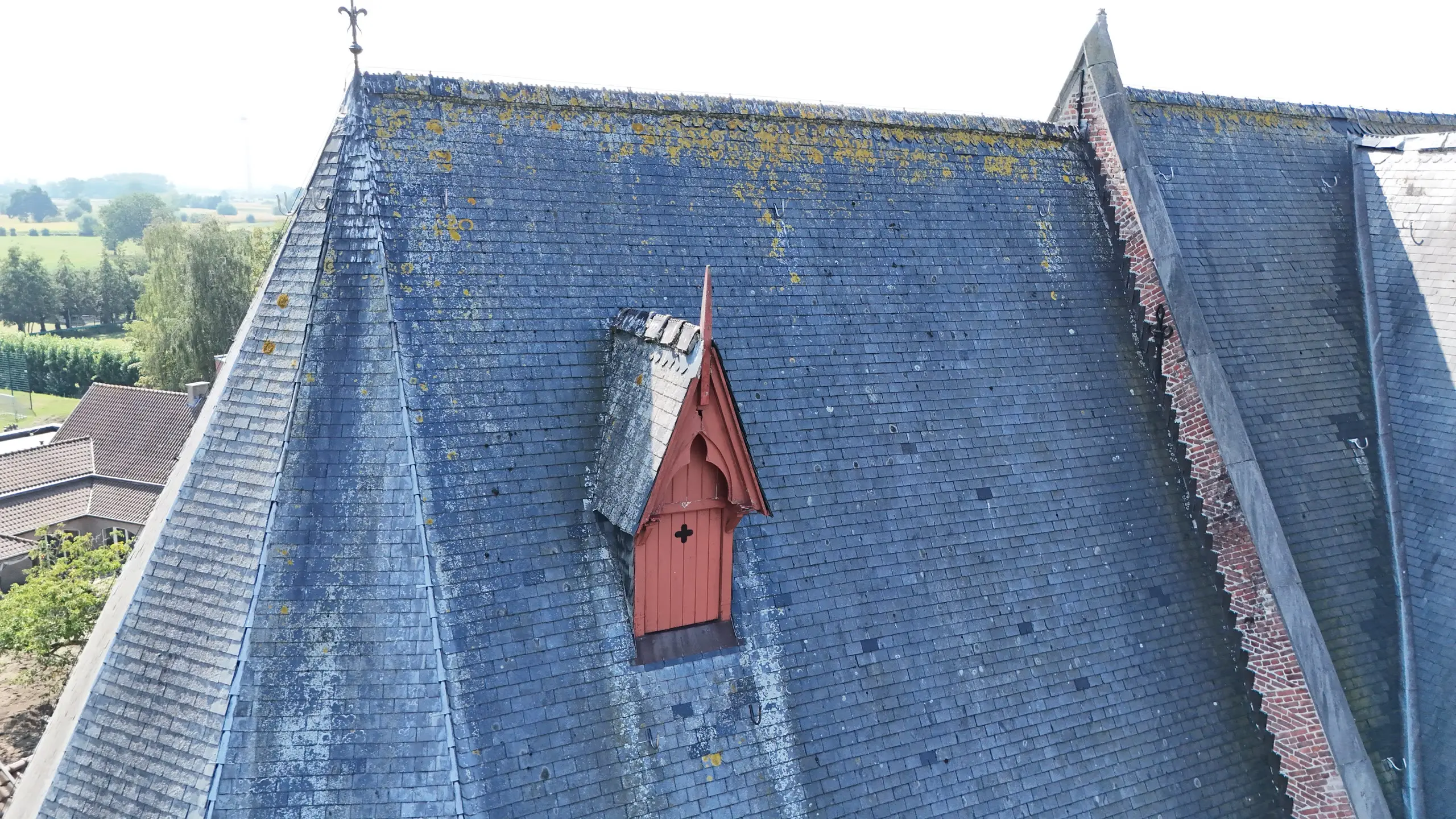 Restauratiehijswerk aan de kerk van Heiende