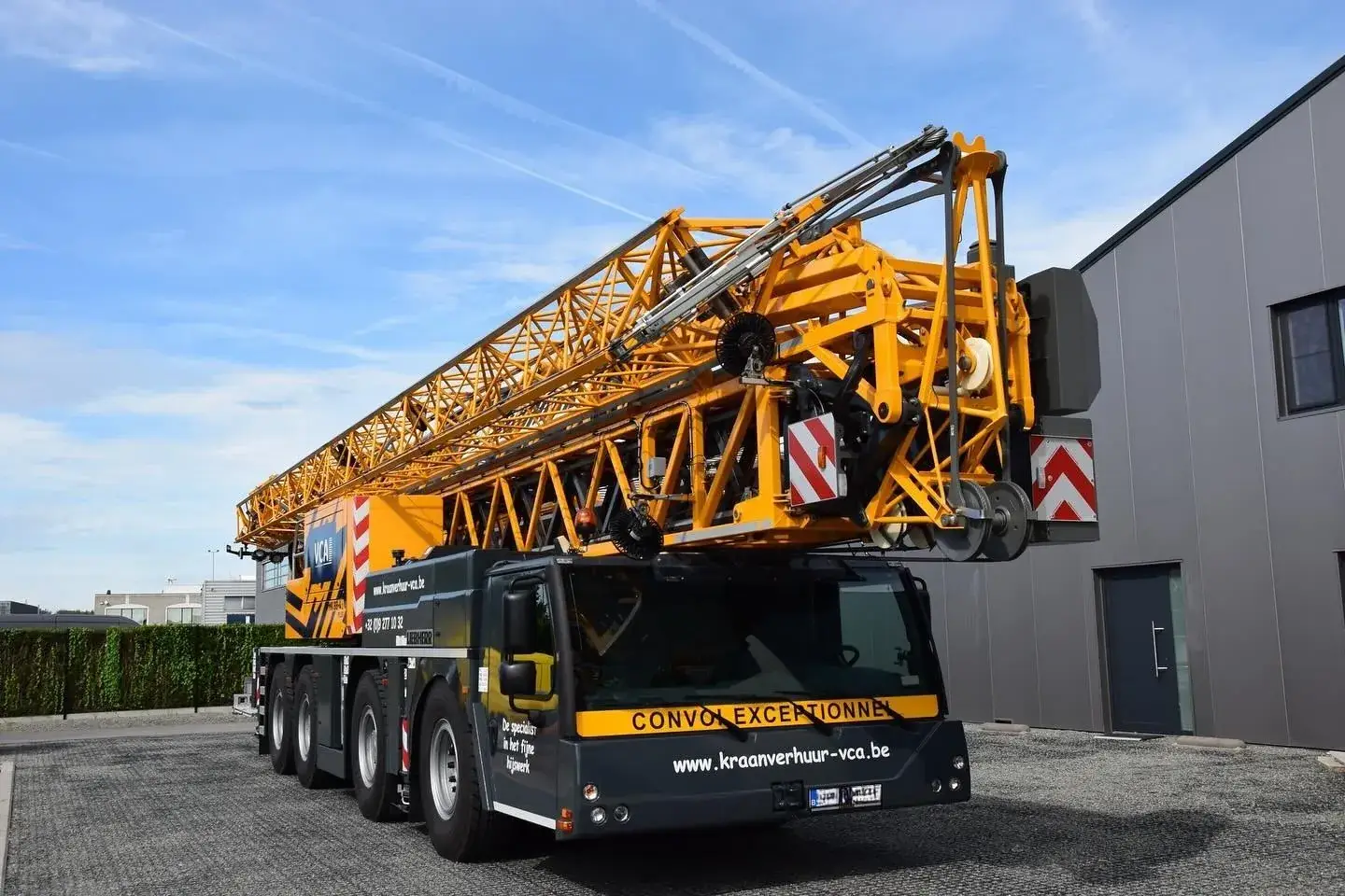 Liebherr MK88-4.1 Plus mobiele torenkraan van Kraanverhuur VCA, giek ingeklapt op de oprit