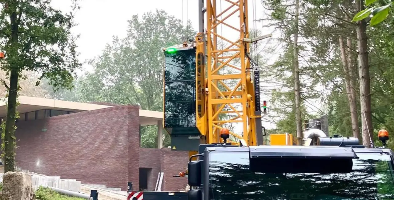 Mobiele torenkraan in Zwegevem