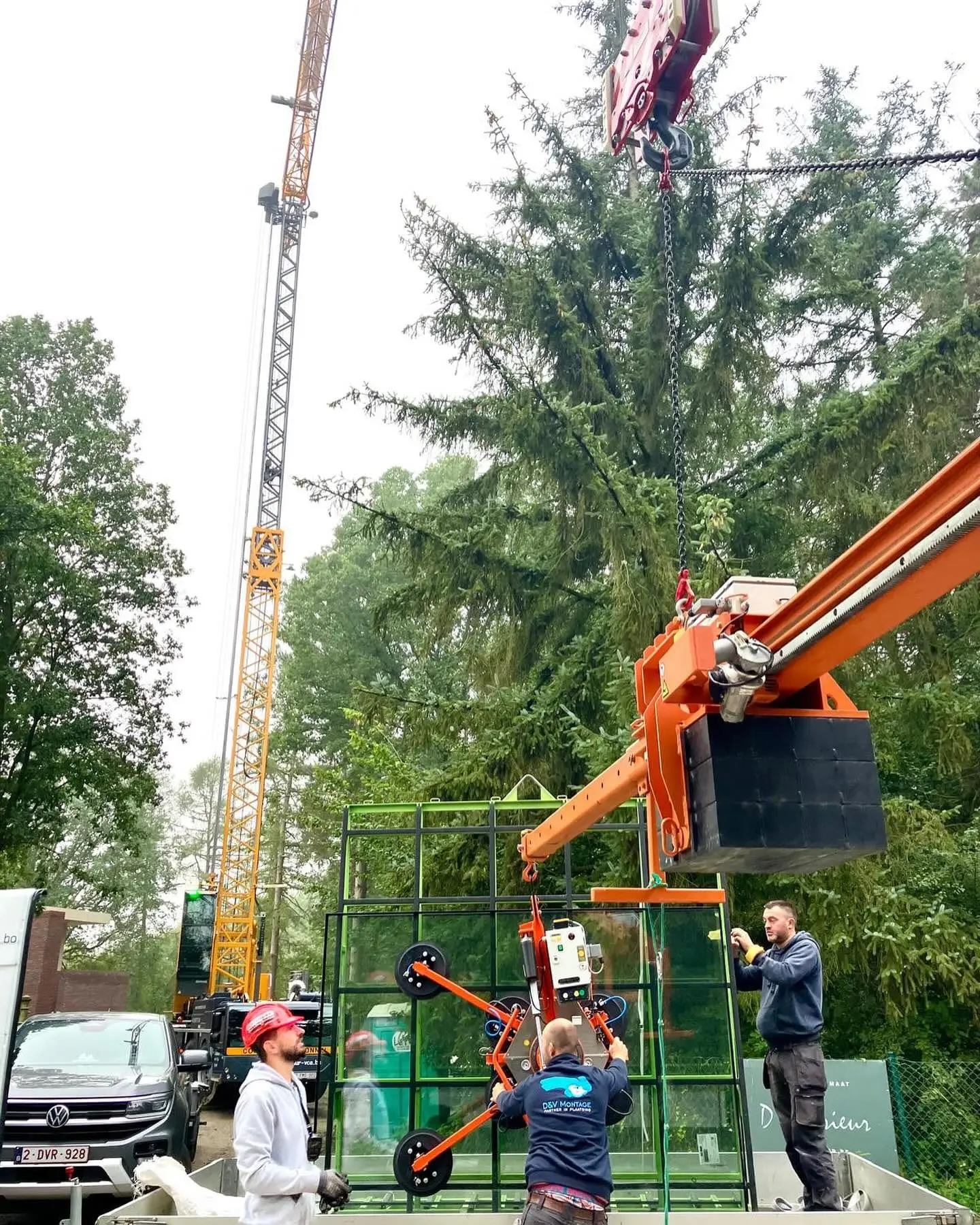 Mobiele torenkraan in Zwegevem