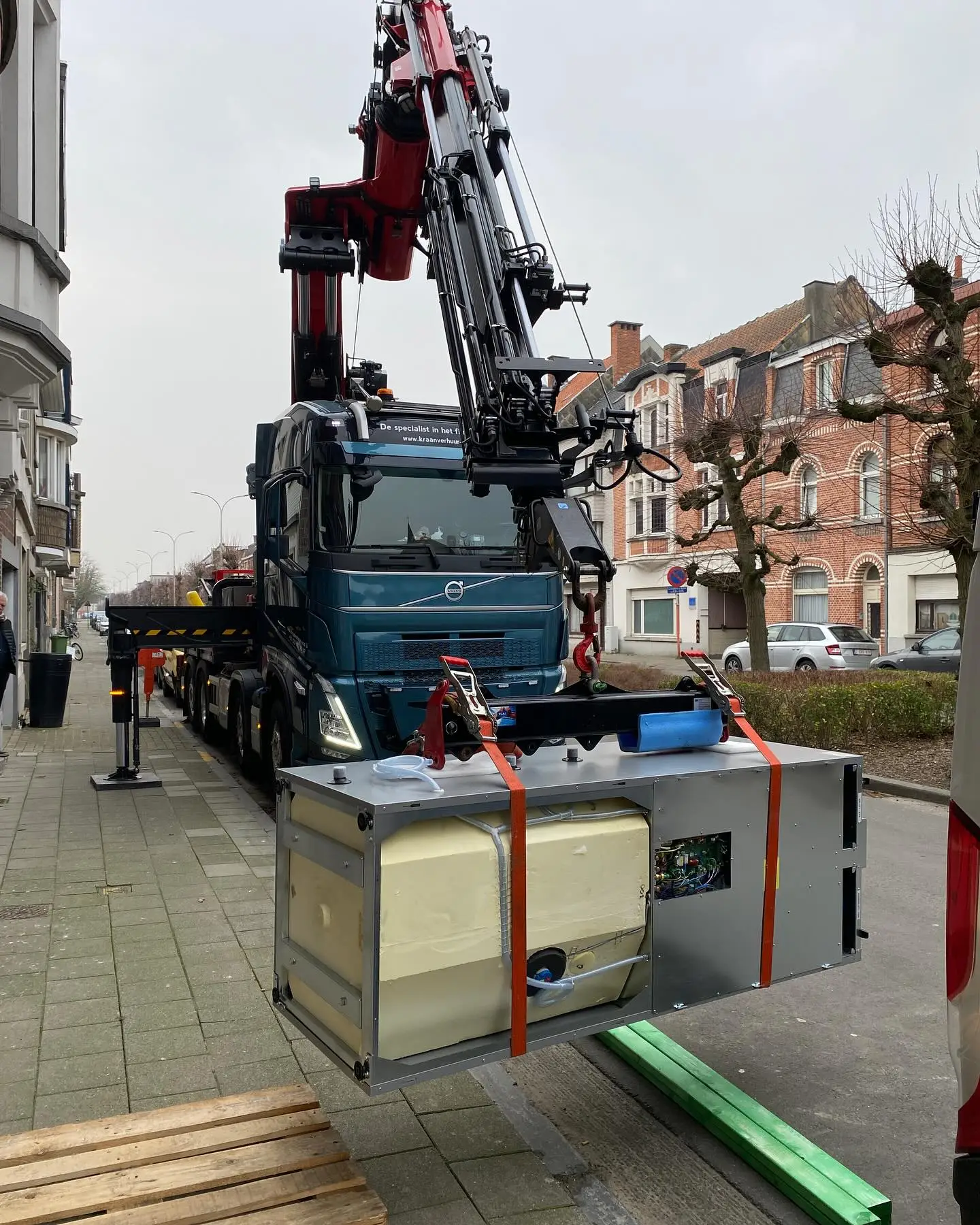 Pichler door een (klein) raam