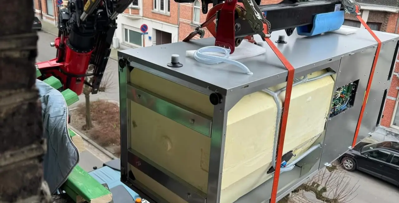 Pichler door een (klein) raam