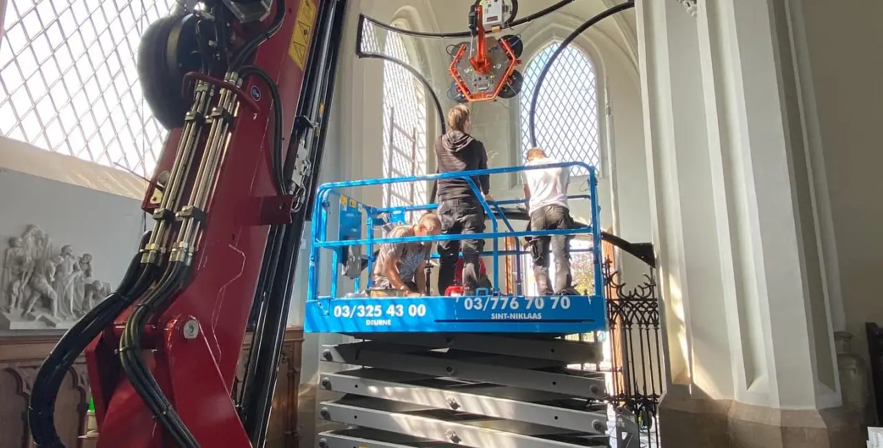 Plaatsen glas in een kerk in Ranst