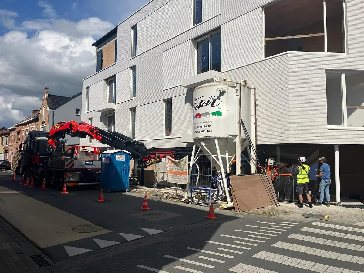 Raam onder luifel in Sint-Niklaas