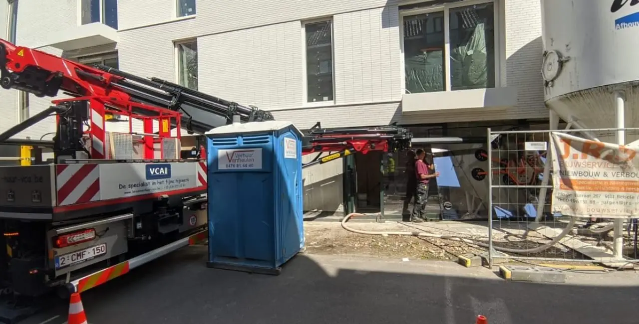 Raam onder luifel in Sint-Niklaas