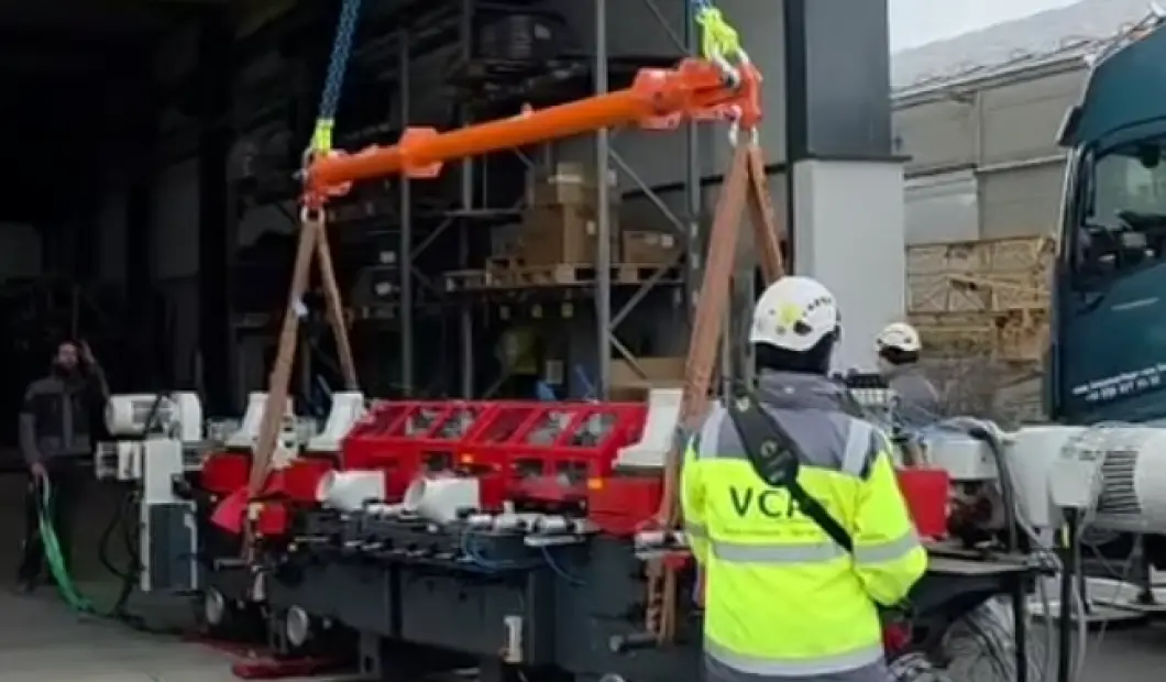 Het laden van een schaafmachine van bijna 10 ton met de autolaadkraan