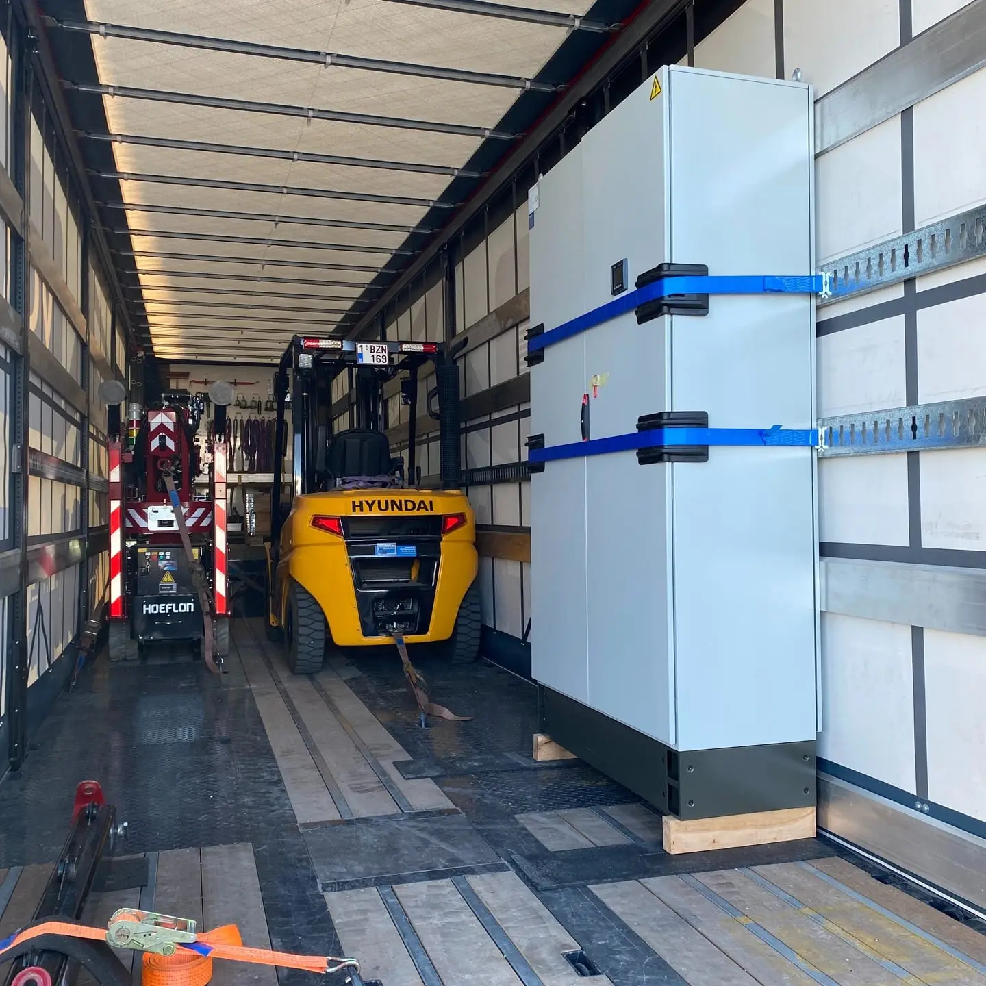 Schuifzeil-dieplader voor veilig en flexibel technisch transport