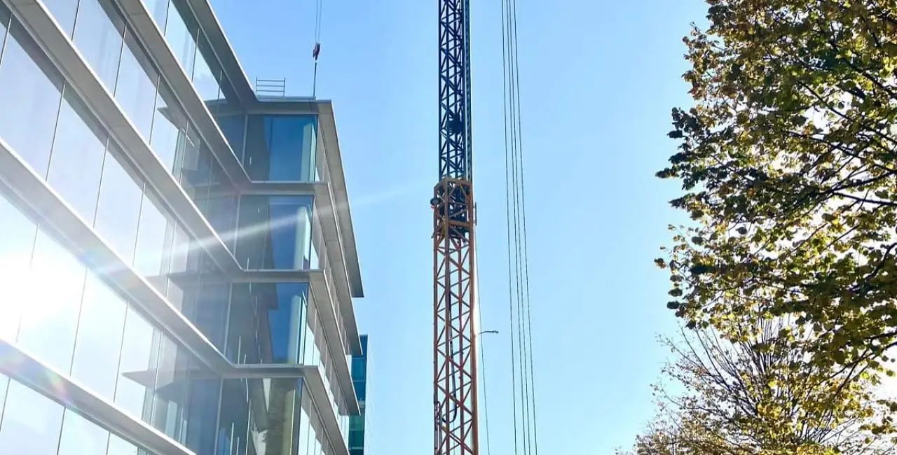 Vervangen van een LEDwall in Antwerpen met de mobiele torenkraan