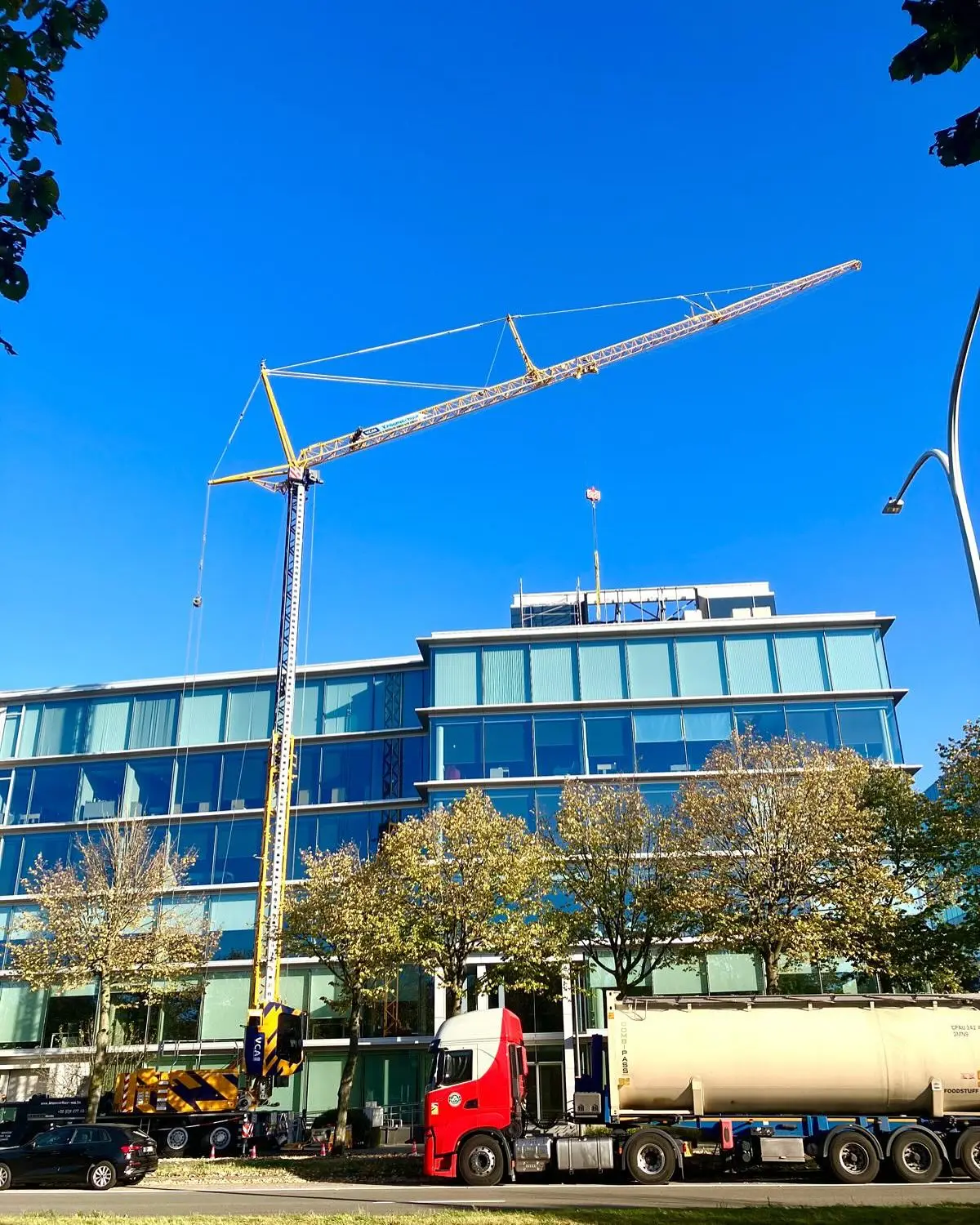 Vervangen van een LEDwall in Antwerpen met de mobiele torenkraan