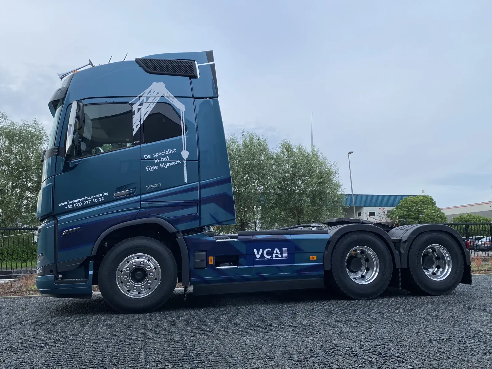 Volvo FH16 750 trekker in de huisstijl van Kraanverhuur VCA