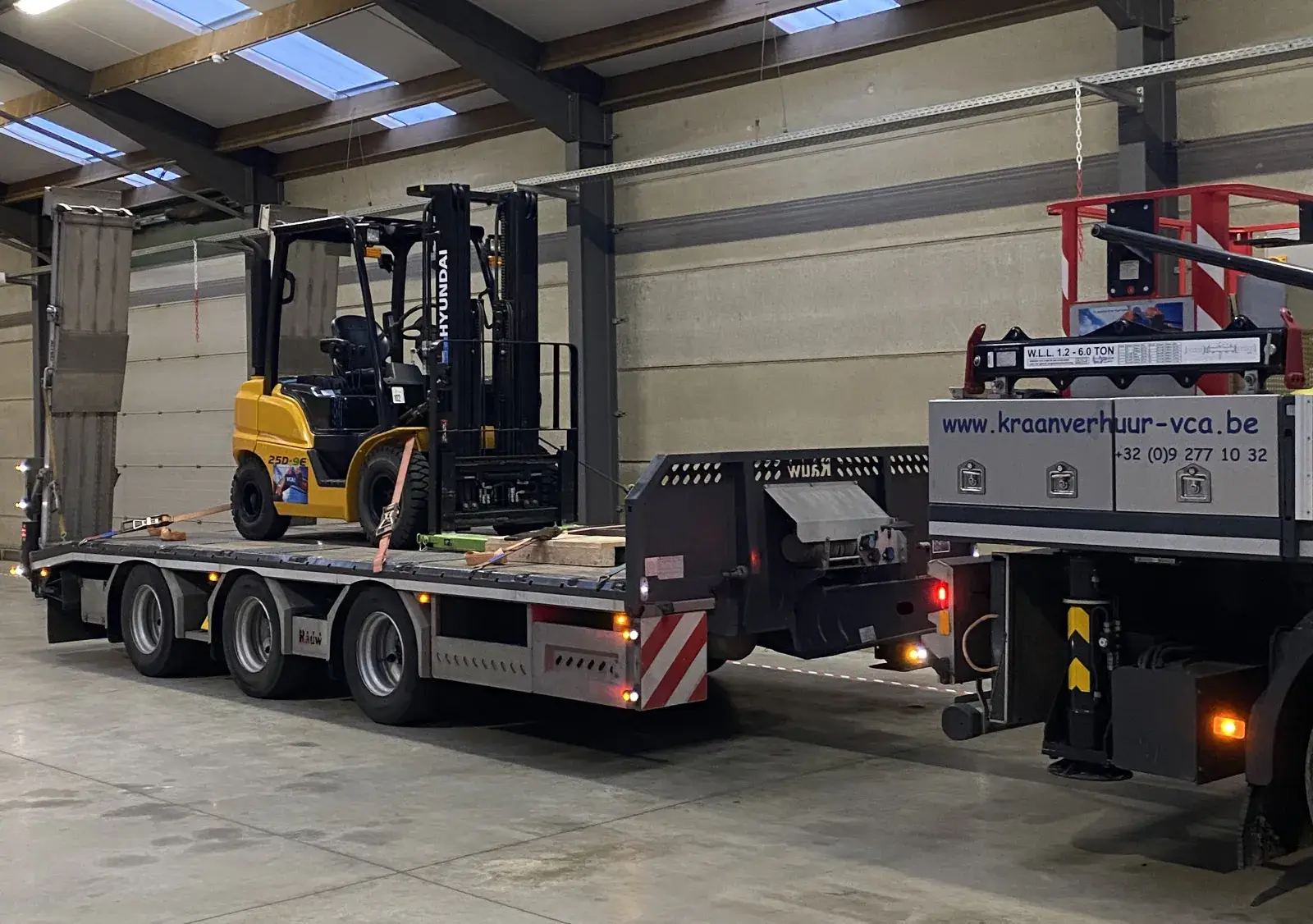 Wipkar achter de autolaadkraan, geladen met de heftruck